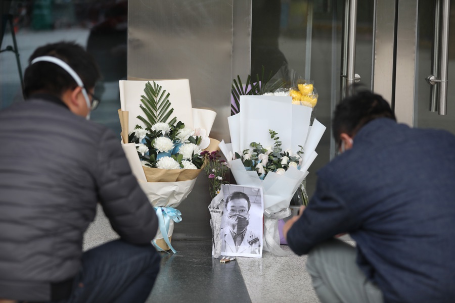 市民自发前往武汉中心医院献花悼念李文亮医生