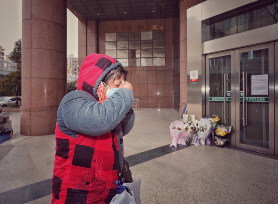 市民自发前往武汉中心医院献花悼念李文亮医生
