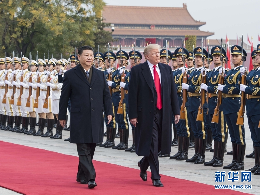 2017年11月8日，美国总统特朗普受邀访华，国家主席习近平在北京人民大会堂东门外广场举行欢迎仪式。（图源：新华网）