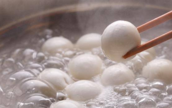 元宵是滚出来汤圆是包出来不管哪种都不适合多吃