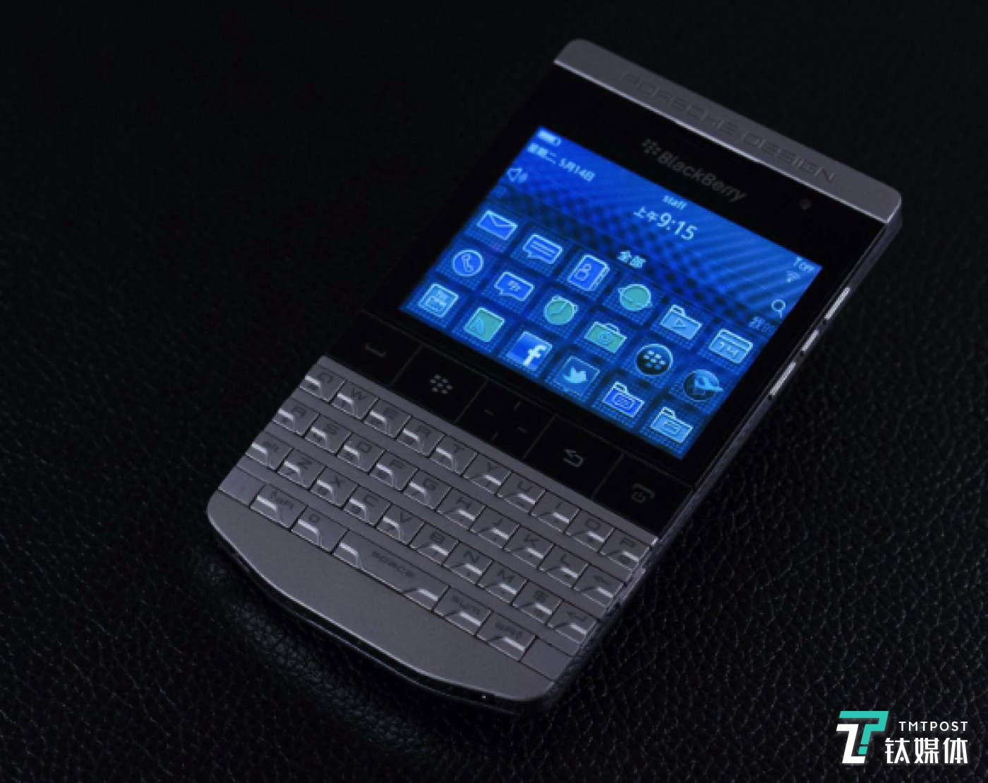 blackberry p9981其实不止现在的手机与保时捷合作,早在2011年,黑莓就
