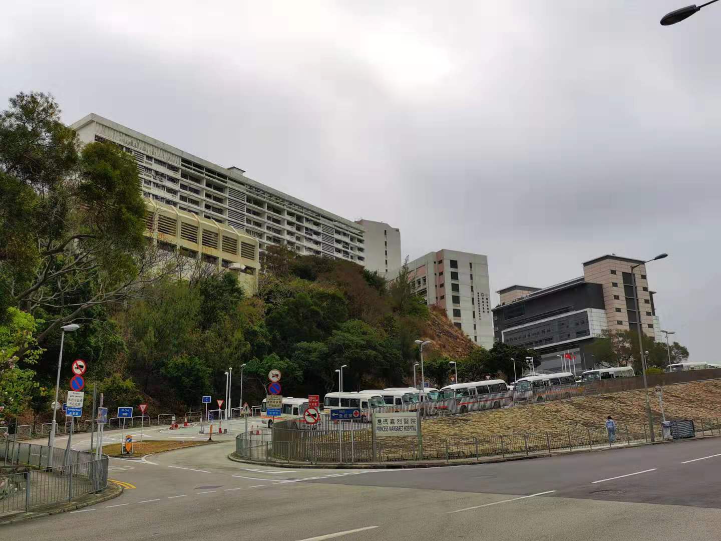 《财经》记者在位于香港葵涌地区的玛嘉烈医院外发现:该医院地势较高