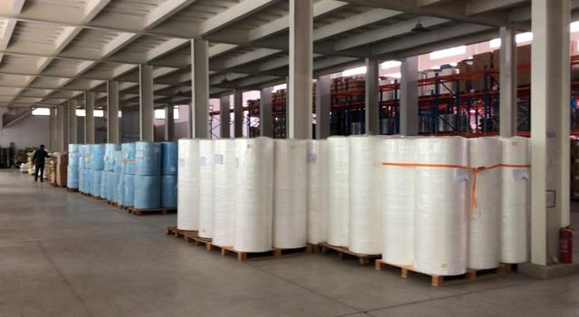 走进生产车间,记者看到工人们忙得不亦乐乎.