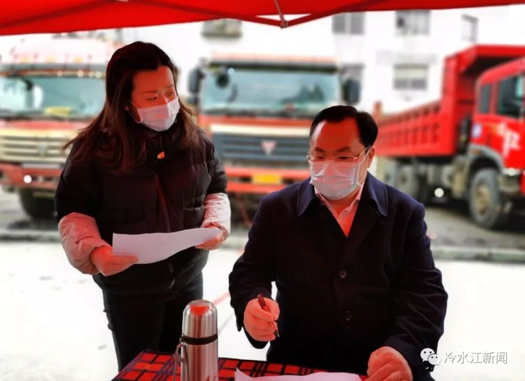 冷水江市长曾伯怡向坚守防控一线的基层干部送去节日祝福