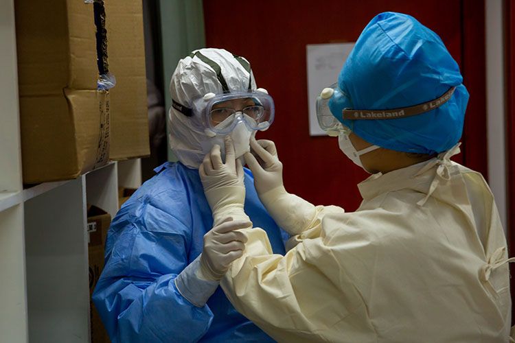 从非典到新冠肺炎 感染科护士长李颖的抗"疫"之路|患者|疫情_新浪新闻