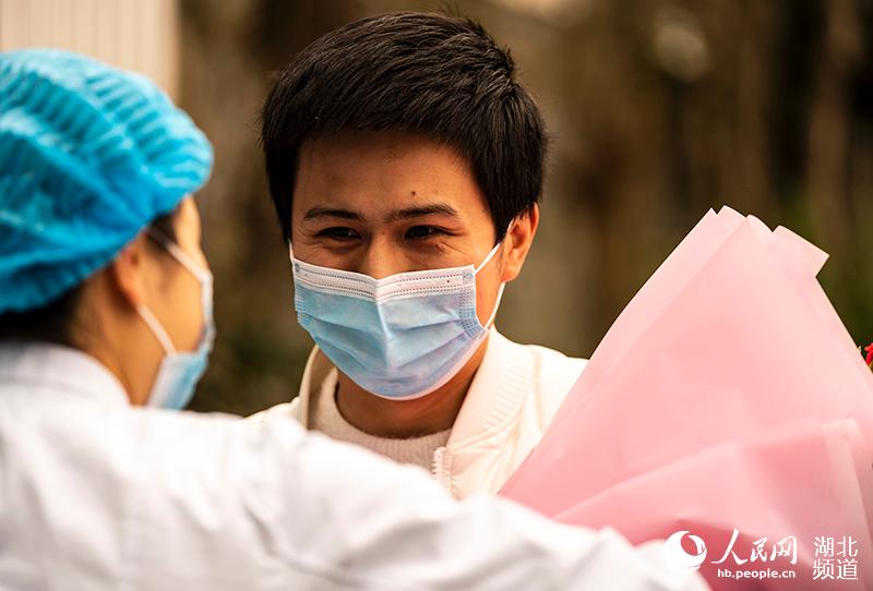湖北秭归首例新型冠状病毒感染的肺炎患者治愈出院