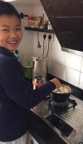 {粤直击}暖心,儿子亲手给一线爸爸煮汤圆
