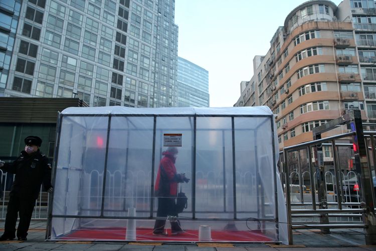 居民通过3.6米长的消毒棚进入小区。