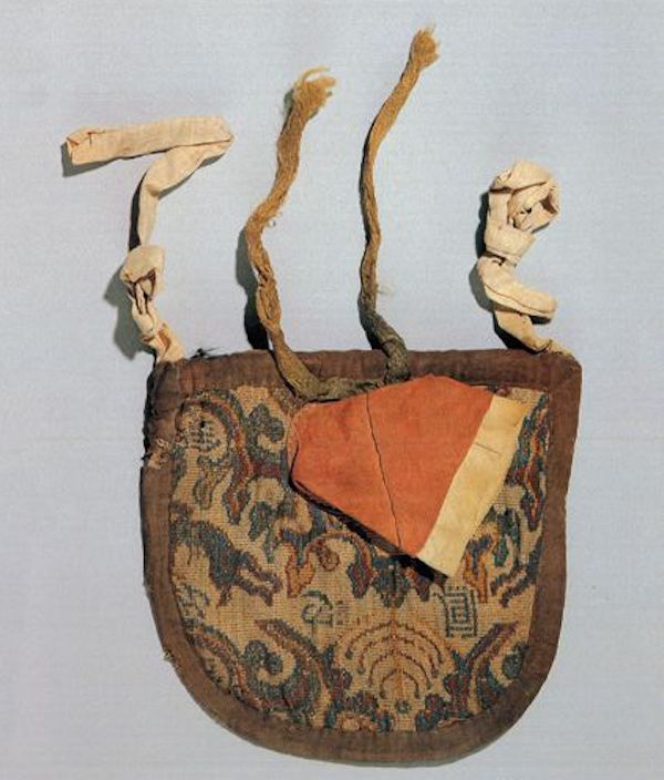 何以女性自古即情有独钟地爱包中古壁画陶塑的挎包女性