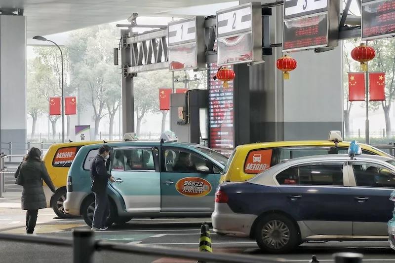 今晨,虹桥机场偶有返沪旅客选择出租车出行