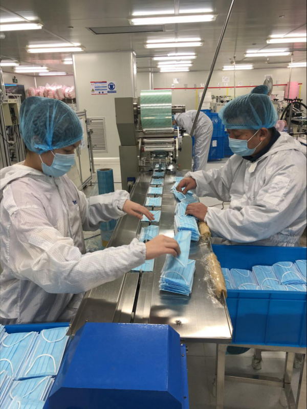 图:顾庆正在生产口罩