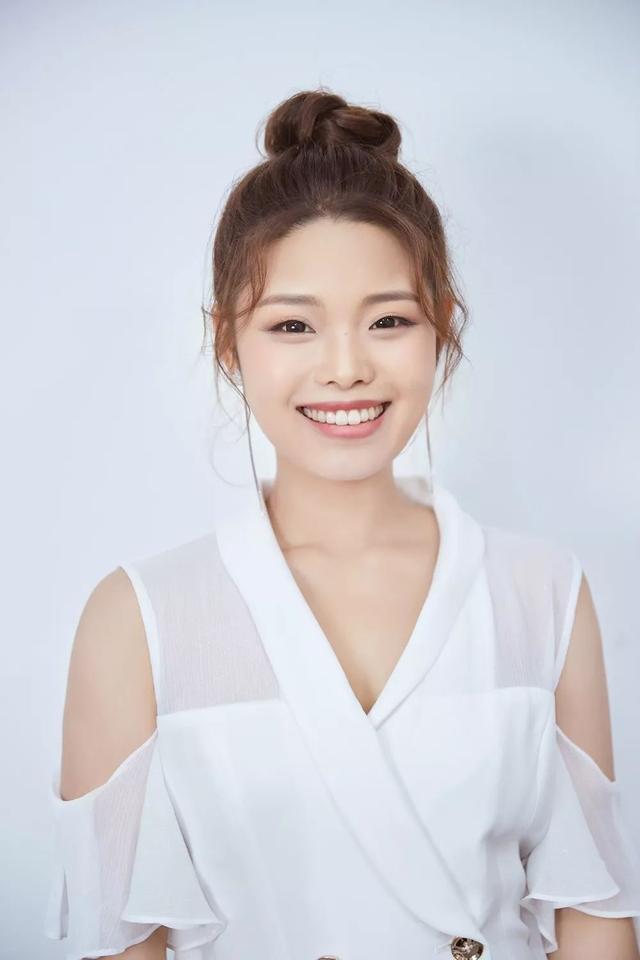 "最丑童星"莫小贝拍偶像剧,oversize风太邋遢!女主造型大扑街