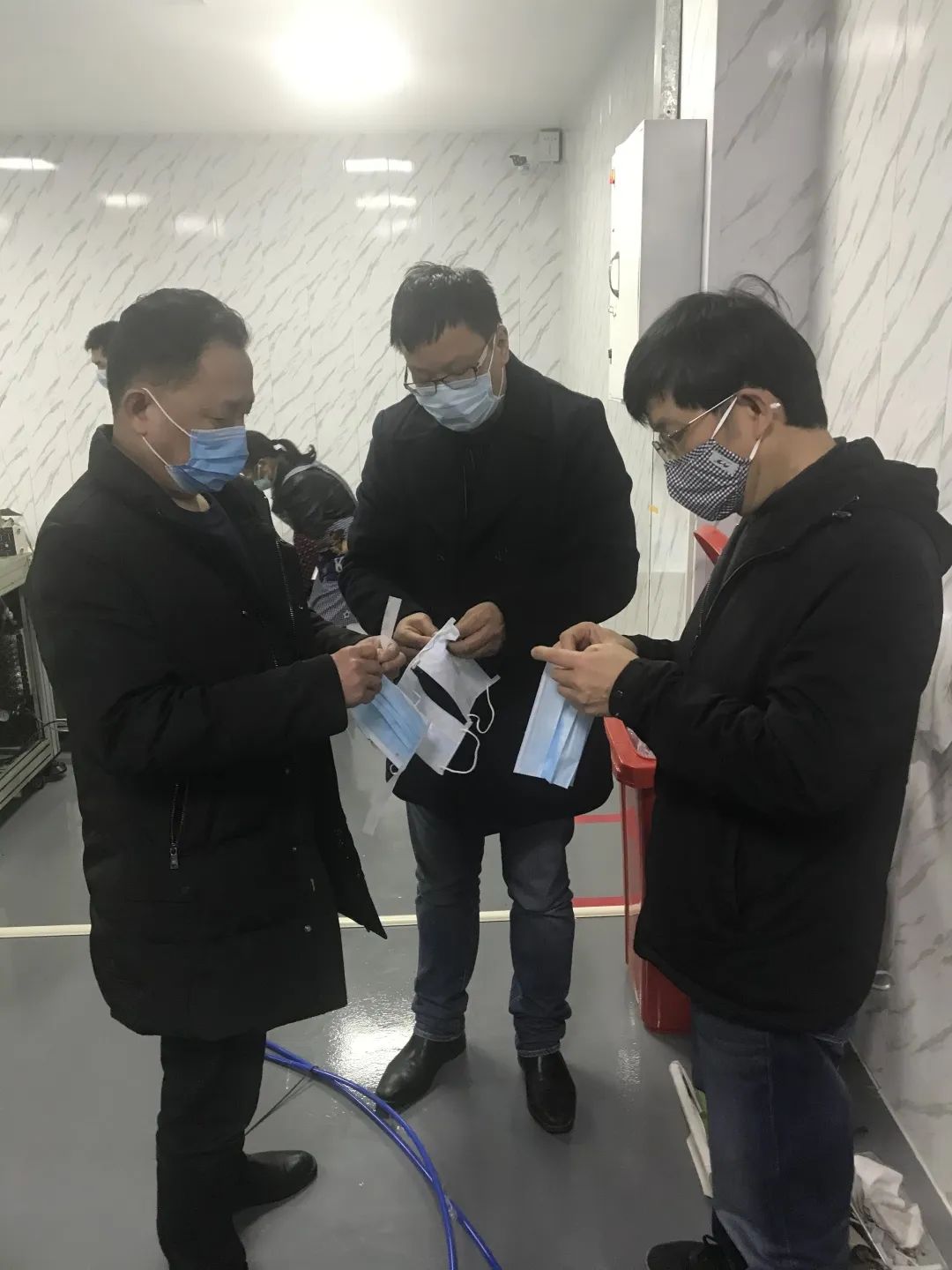 在宋华的带领下,大家动员一切力量,纷纷想办法给同学,朋友或通过他们