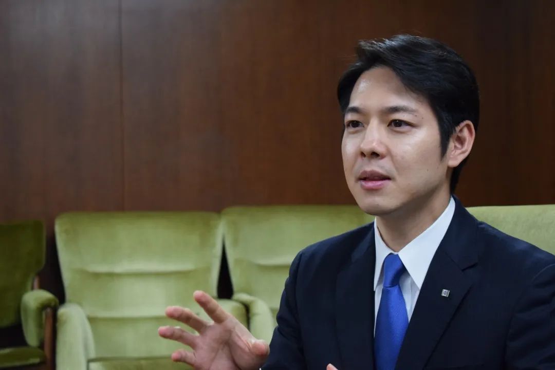 日本北海道男神知事被全网点赞顶着一张爱豆脸的他说所有结果我负责