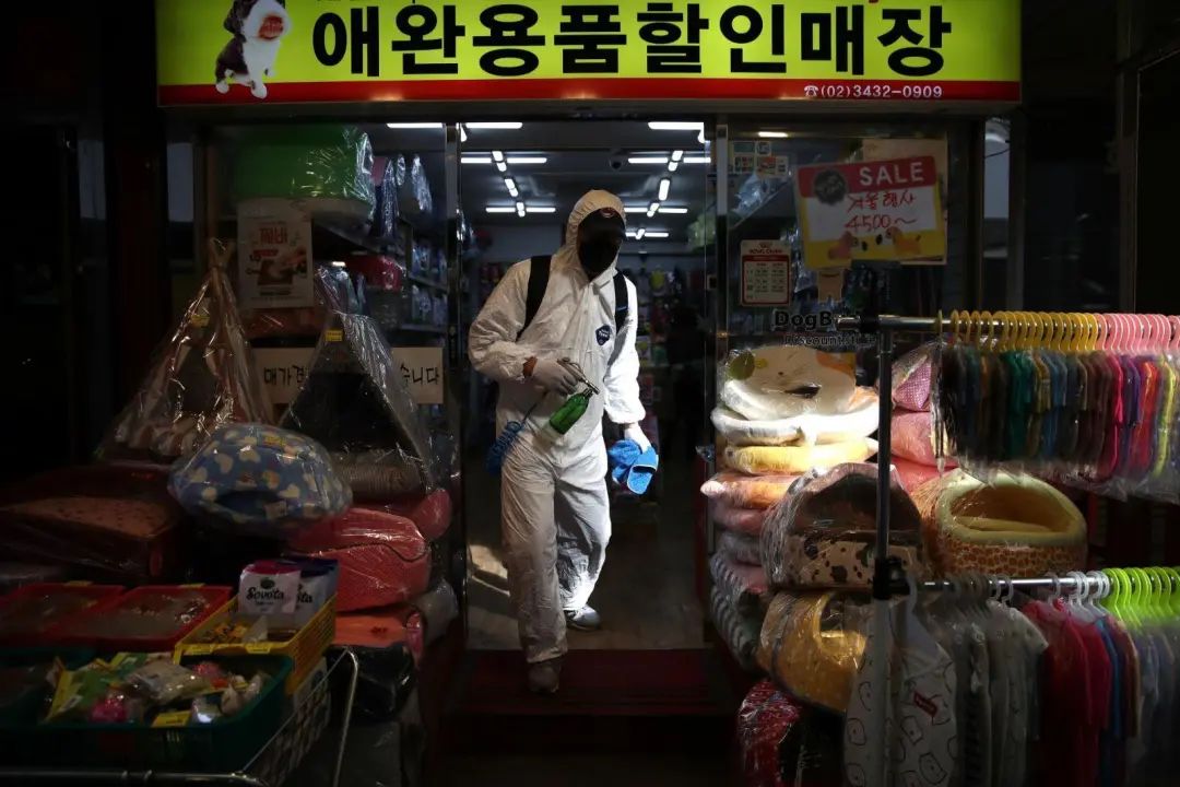 ▲2月26日，韩国防疫工作者正在首尔的一个传统市场进行消杀作业。图据CNN