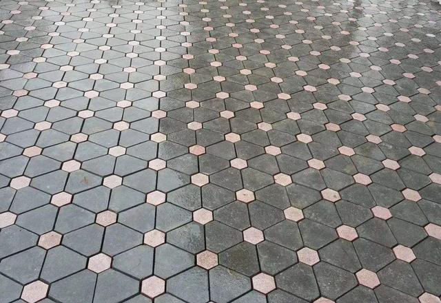 国产架空砖据说可以把地面变成吸水海绵,各位网友你们怎么看?