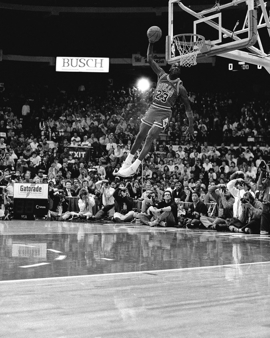 迈克尔乔丹丨每帧扣篮都能做成海报的男人