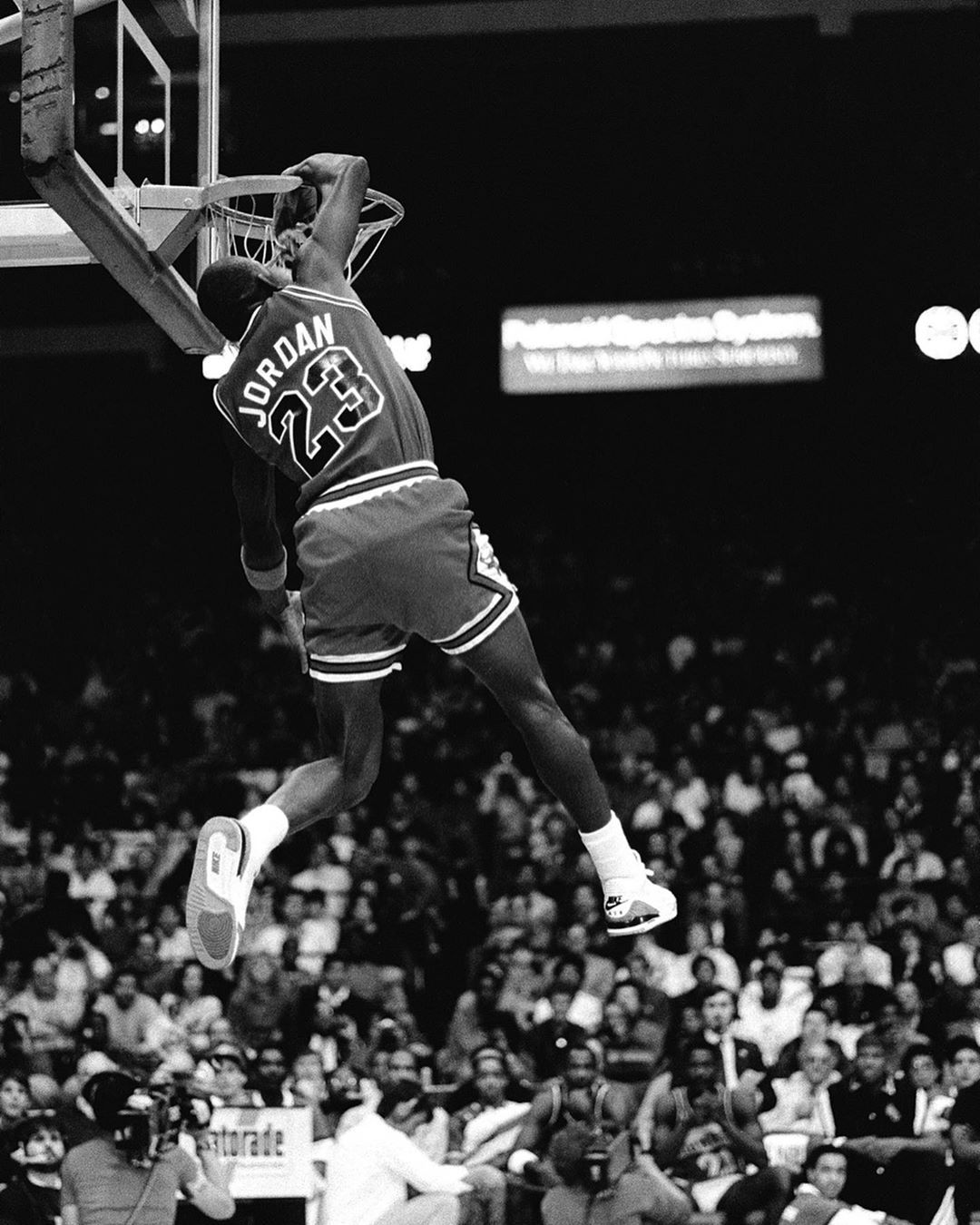 迈克尔乔丹丨每帧扣篮都能做成海报的男人