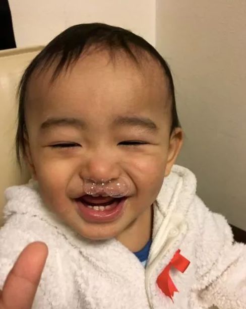 爹妈眼里,简直就是可爱的冒泡!还怕鼻涕?