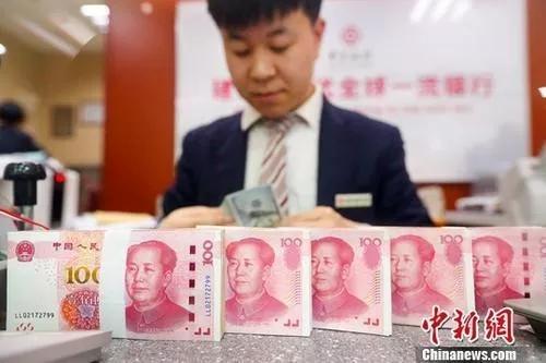 資料圖：一銀行工作人員清點貨幣。中新社記者 張雲 攝