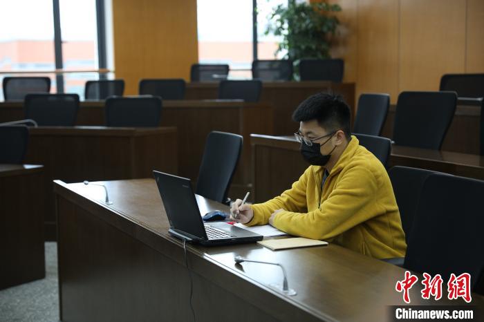 少数留校学生在阶梯教室收看“第一课”直播。 张亨伟 摄