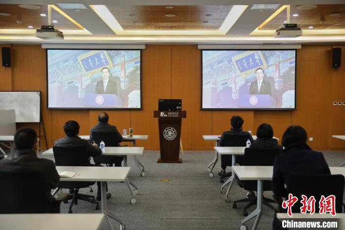 上海交通大学党委书记姜斯宪在第一课上向全体师生讲话。　张亨伟　摄