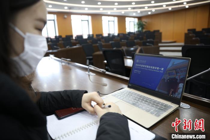 少数留校学生在阶梯教室收看“第一课”直播。 张亨伟 摄