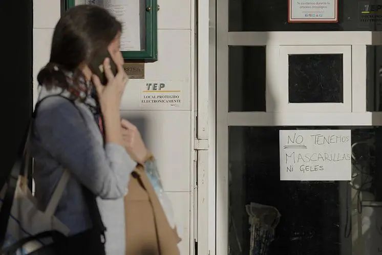 ▲马德里塞拉诺大街上的一家药店贴出告示：“我们没有口罩和消毒液了”。图据《世界报》
