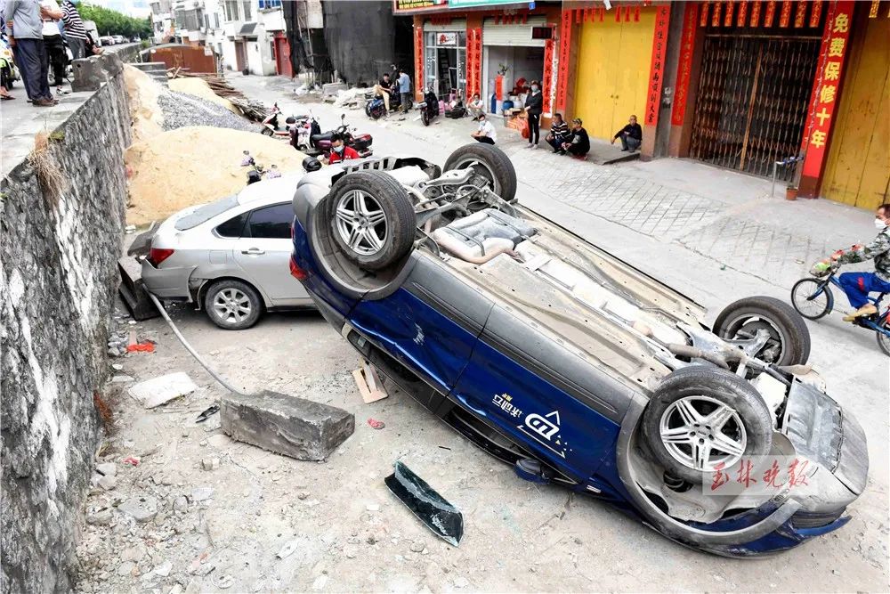 翻车现场!沿江东路一共享suv撞水泥墩后掉下江堤(附视频)