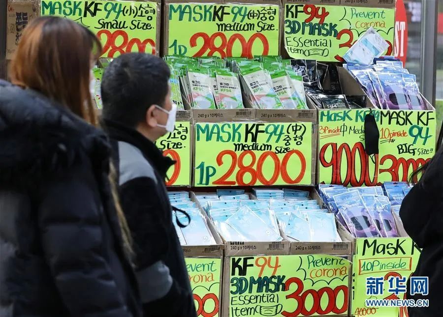 ▲2月29日，在韩国首尔，行人经过明洞一家销售口罩的店铺。新华社/纽西斯通讯社