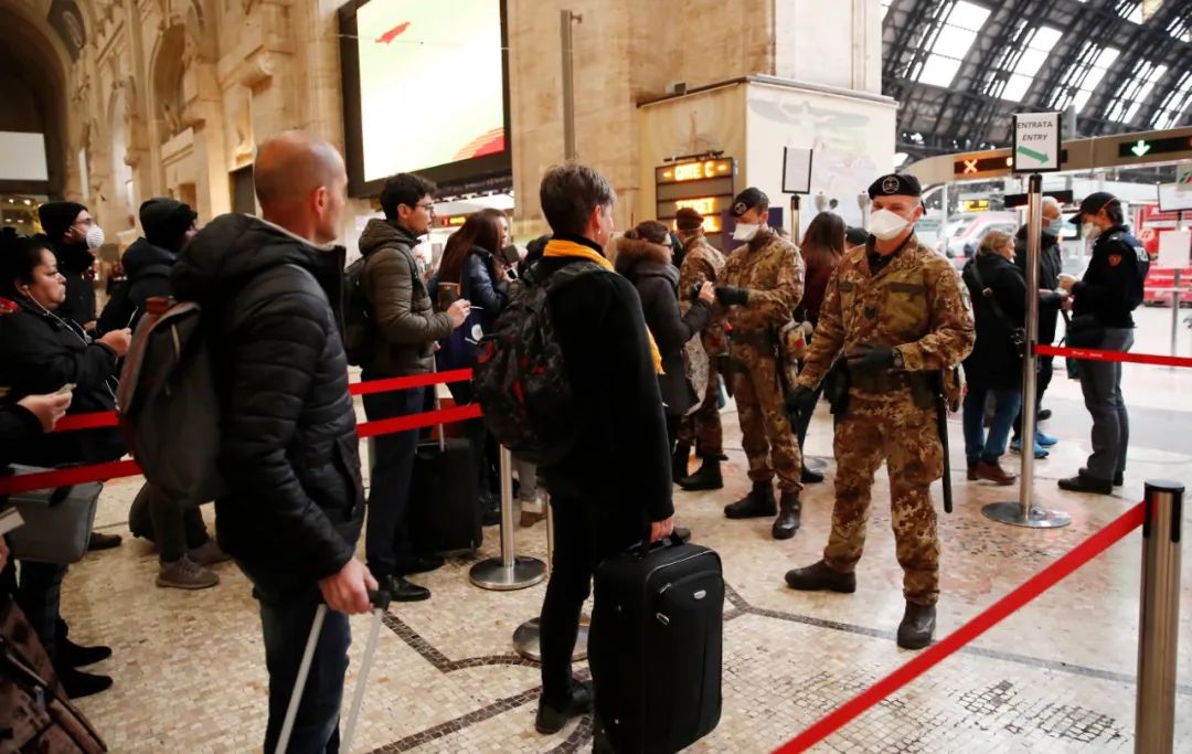  3月9日，在意大利米兰，士兵及警察在火车站检查离城的旅客。新华社/美联