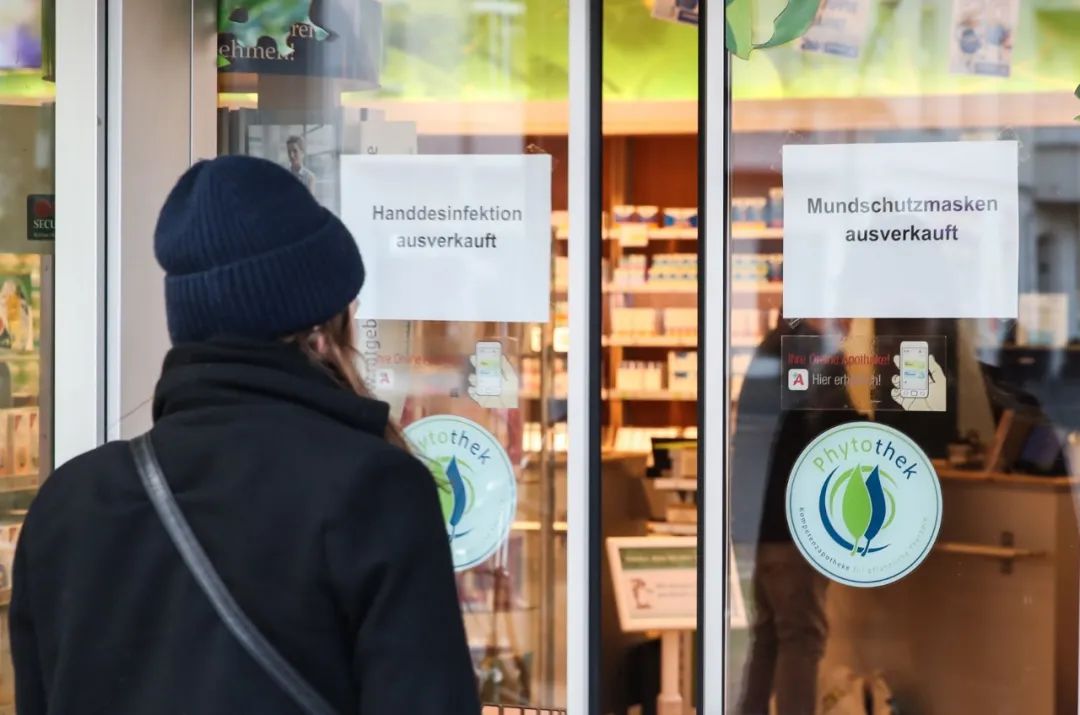  3月9日，在德国首都柏林，一名顾客进入一家贴着口罩和消毒洗手液售罄告示的药店。新华社记者单宇琦摄
