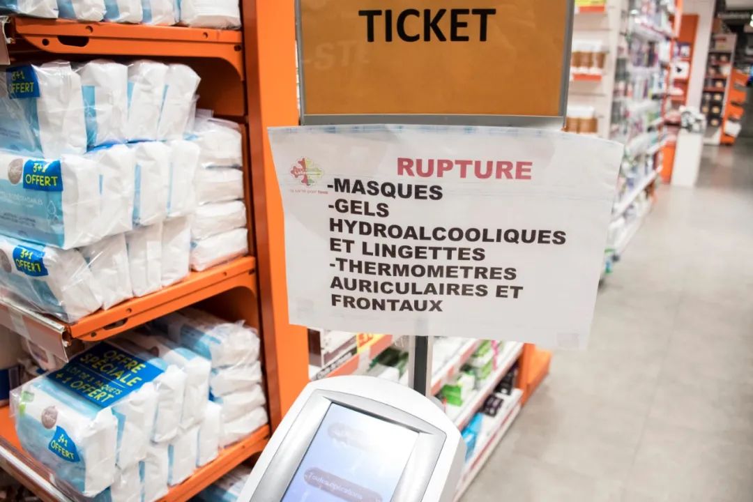  3月9日，在法国东北部城市梅斯的一家药店，告示牌上写着“口罩、免洗洗手液、消毒纸巾、耳温枪、额温枪售罄”。新华社发（马丁·勒列夫尔摄）