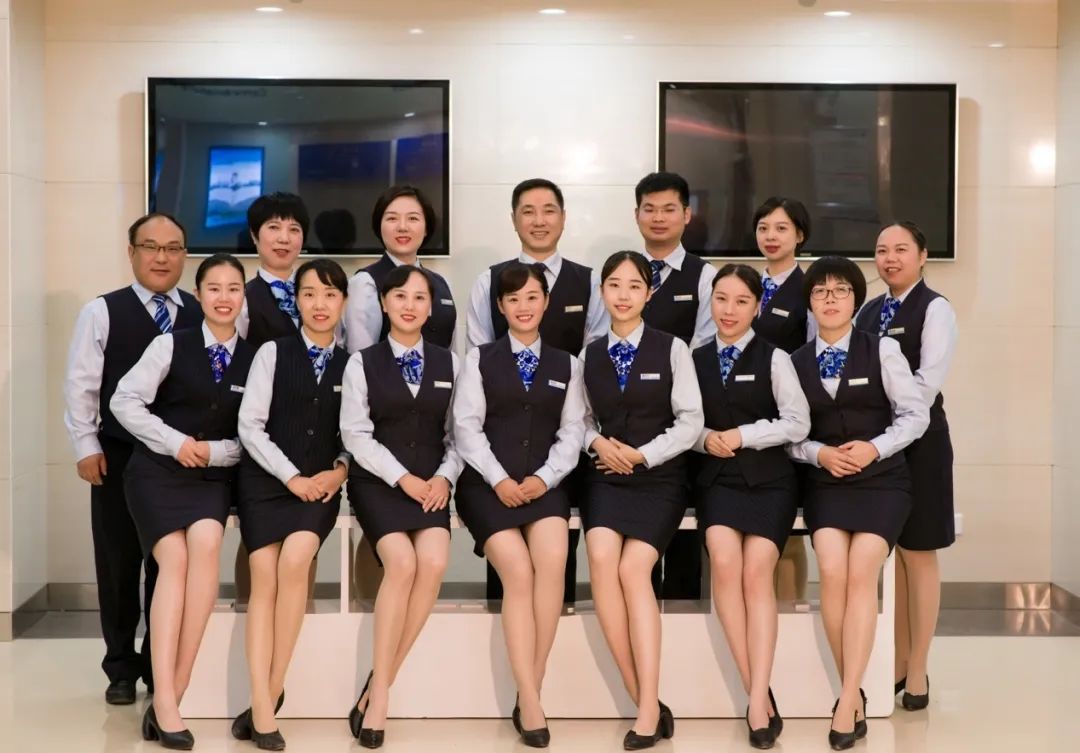 怀化金海支行集体照戌时(19:00-21:00)"省不了几分钟,慢点吃……"