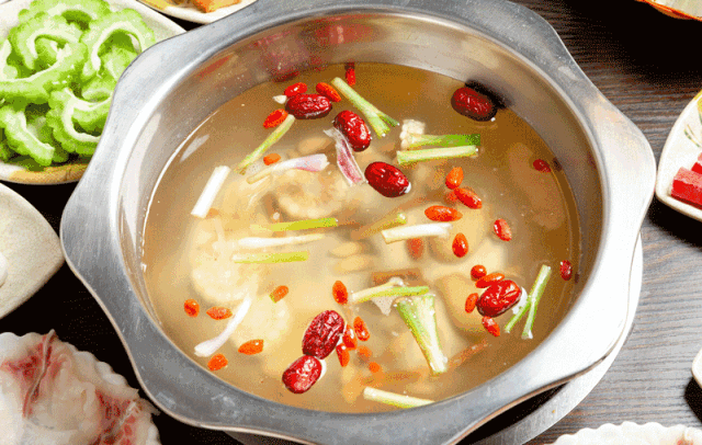 多种药材 店家秘制清汤,用这样的汤底涮鱼肉,味道肯定不赖啦~/汤底