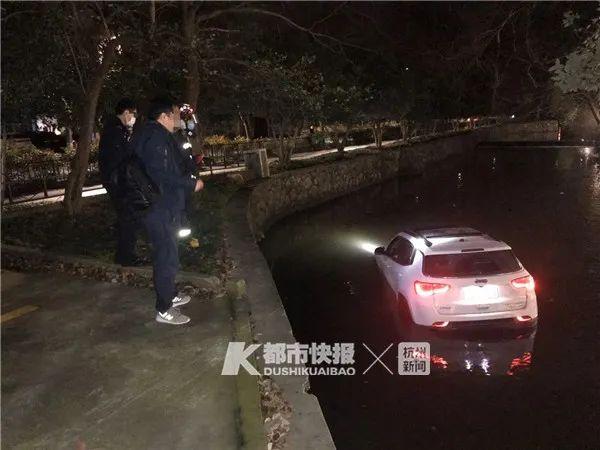越野车半夜一头扎进小河 小伙却很委屈 导航叫我 继续直行 导航 新浪新闻 越野车半夜一头扎进小河 小伙却很委屈 导航叫我 继续直行 导航 新浪新闻