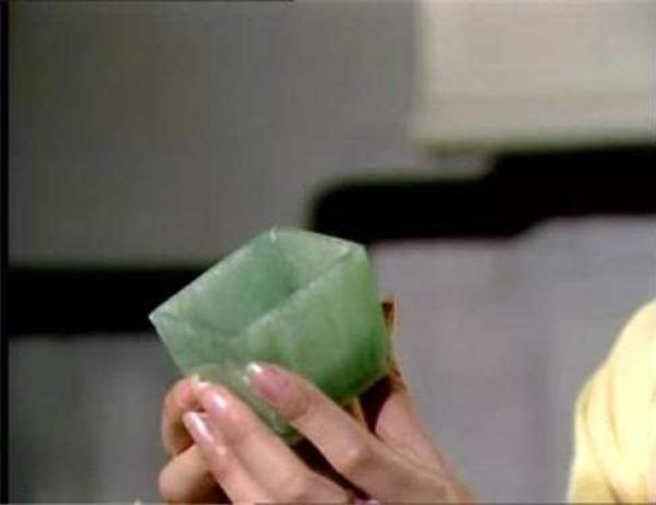 87版《红楼梦》中也对"绿玉斗"进行了还原