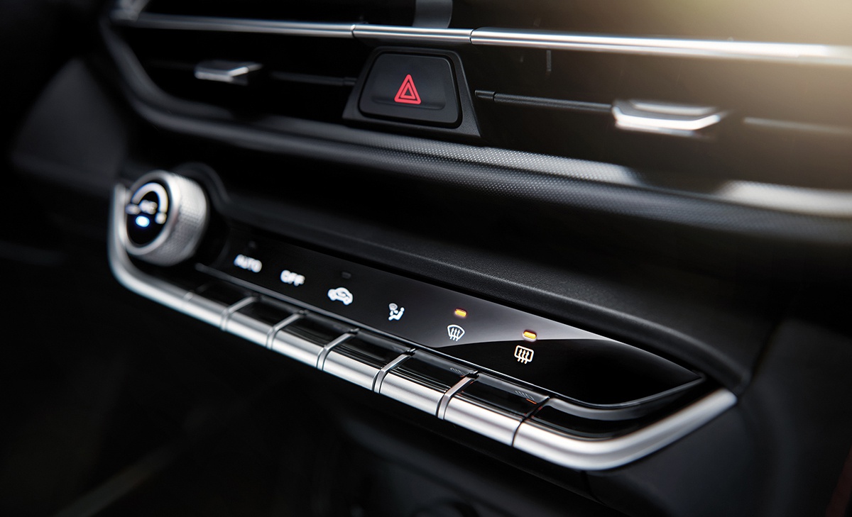 内饰方面,逸动plus采用环抱式座舱设计.同时仪表和中控区域组成10.