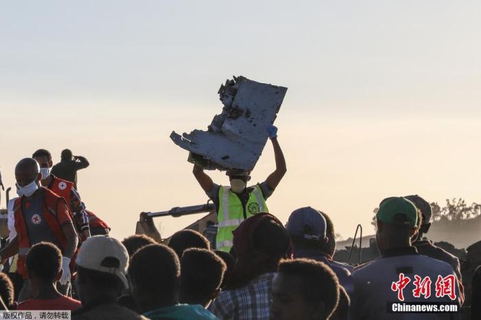 当地时间2019年3月10日，埃塞尔比亚亚的斯亚贝巴，搜救队继续在埃塞俄比亚航空坠机现场进行残骸清理和遗体搜寻工作。