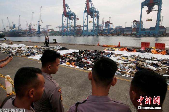  当地时间2018年11月1日，印尼雅加达，印尼狮航JT610客机坠海搜救已进入第四天，遇难者遗物摆满一地。