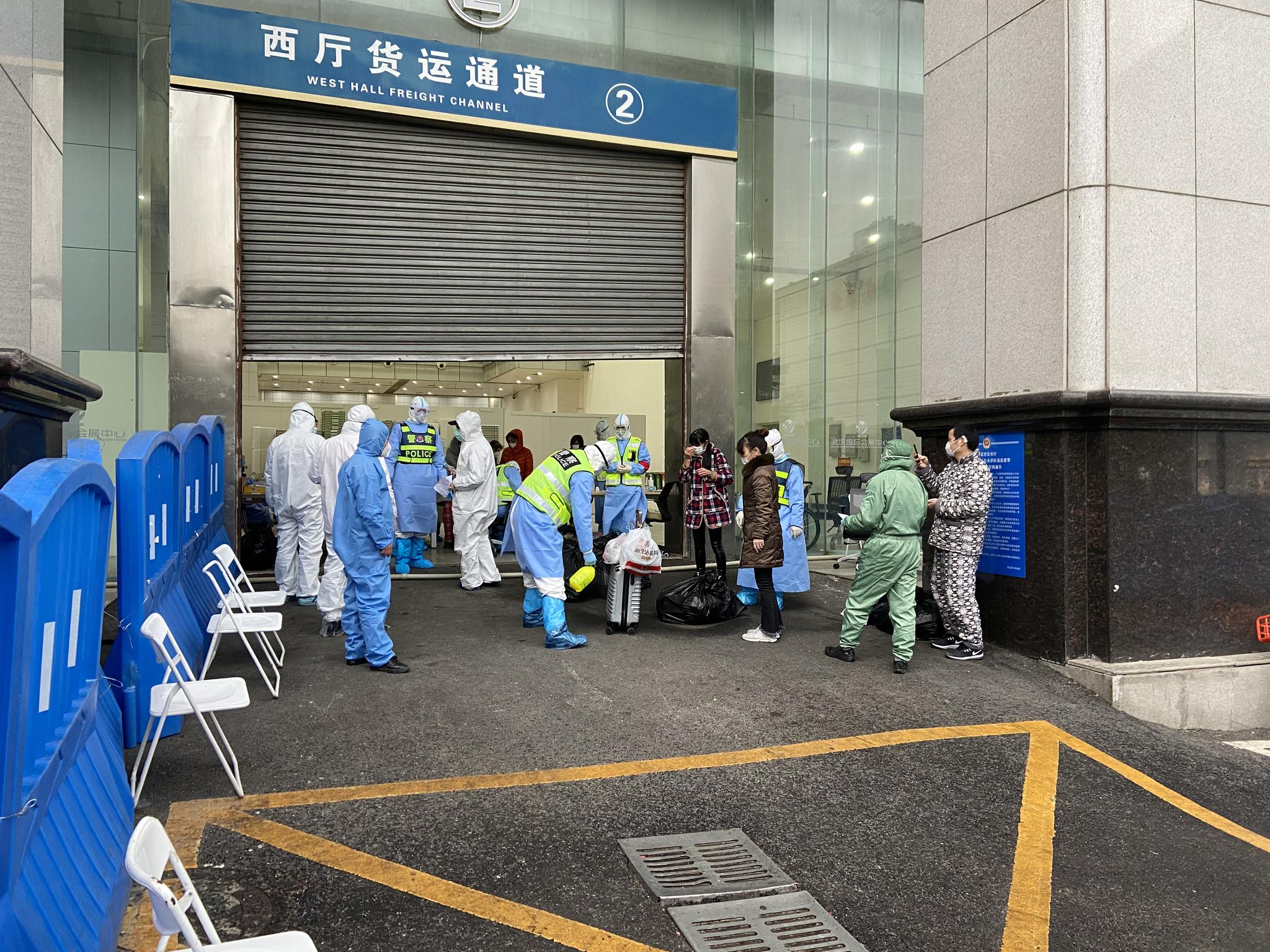 3月9日16时许,江汉方舱医院末了一批患者康复出舱。