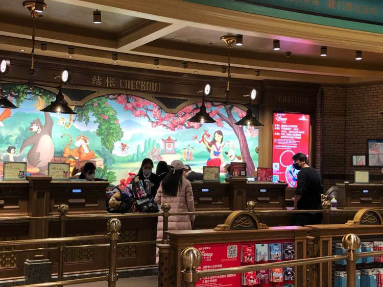 上海迪士尼小镇重开 游客全程佩戴口罩购物热情高
