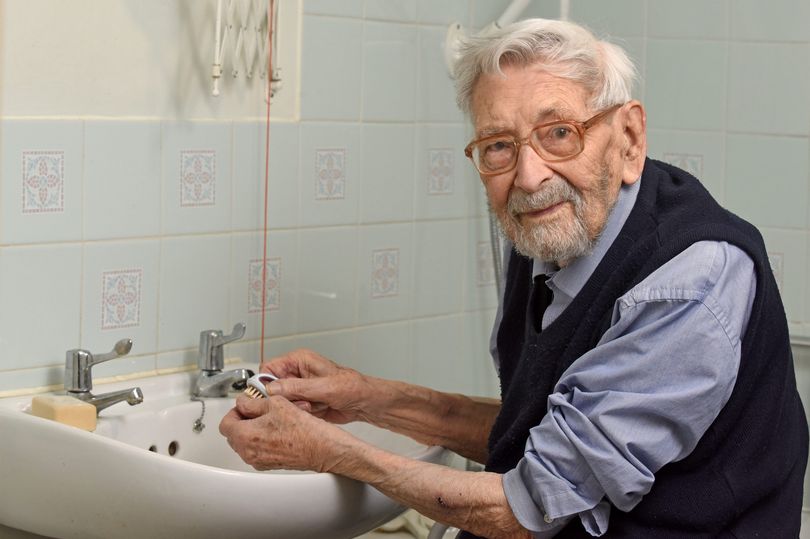 英国111岁老人担心感染新冠病毒 频繁洗手还用上指甲刷