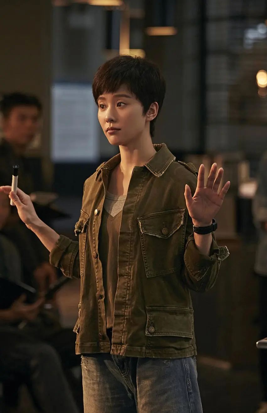 光》上映,她在片中饰演擅长追踪蛛丝马迹,剖析案情的痕迹学专家"米楠"