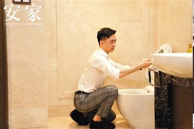 电视剧《安家》中,王子健为了卖房亲自清算马桶。