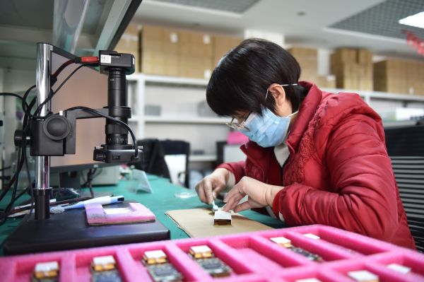 不息复工的企业采取多项措施确保防疫复工两不误。图为2月24日,北京一家公司员工在清洗体温筛查仪中央组件。(陈钟昊 摄)