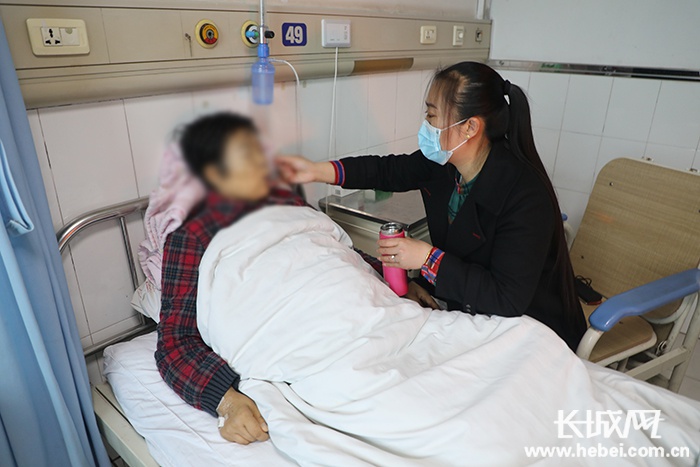 唐山战疫一线写真王雅楠社区防疫一线的巾帼铁人