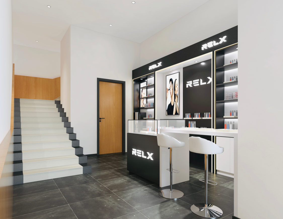 图:刘博闻的第四家relx悦刻专卖店,正在装修,位于成都市区特别的是