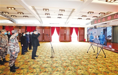 3月10日,中共中央总书记、国家主席、中央军委主席习近平专门赴湖北省武汉市考察新冠肺炎疫情防控工作。这是习近平在火神山医院指挥中心视频连线感染科病房,与病房内患者和医务人员亲切交流。 新华社记者 鞠 鹏摄
