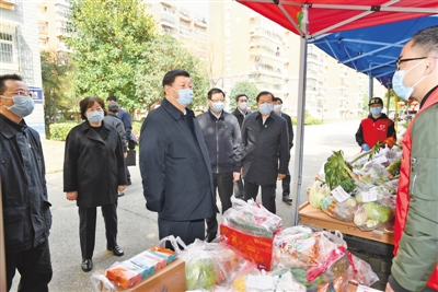 3月10日,中共中央总书记、国家主席、中央军委主席习近平专门赴湖北省武汉市考察新冠肺炎疫情防控工作。这是习近平在东湖新城社区生活物资集中配送点,详细询问社区群众生活物资采购和供应情况。 新华社记者 谢环驰摄